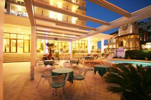 Bazén v ubytování Hotel Excelsior nebo v jeho okolí