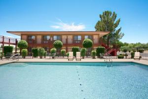 een zwembad voor een hotel bij Sierra Inn in Sierra Vista