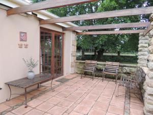 a patio with two chairs and a wooden pergola at Wegkomkans B&B in Fouriesburg