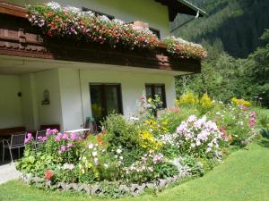 un jardín de flores frente a una casa en Haus Windegga, en Brand