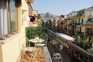 パレルモにあるCasa vacanze dei corsariのバルコニー(テーブル、椅子付)