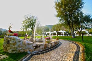 una fontana in mezzo a un parco di GaiaChiara Resort a Caserta