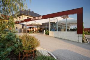 un edificio con un cartello che legge il mercante di forchette di Hauerwirt a Sankt Peter am Wimberg