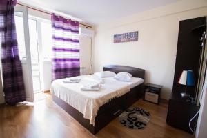 a bedroom with a bed with towels on it at Casa Mara in Tulcea