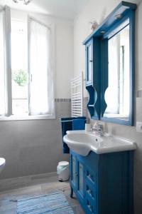 Baño azul con lavabo y espejo en Villa Fava, en Montagnana
