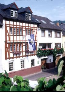 un edificio con una bandera a un lado. en Pension Elisabeth, en Cochem