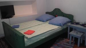 シビウにあるBlue Houseの緑のベッド(枕2つ、テレビ付)