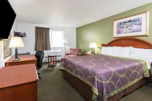 Un pat sau paturi într-o cameră la Super 8 by Wyndham Pittsburgh/Monroeville
