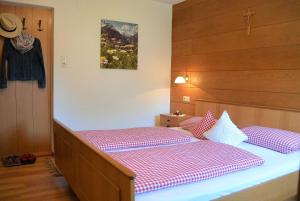 1 dormitorio con 2 camas con sábanas rosas y blancas en Haus Hoher Sattel, en Leutasch