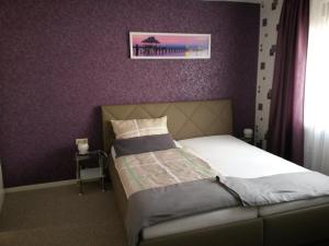 KnüllwaldにあるFerienhaus Bernhardineの紫の壁のベッドルーム1室