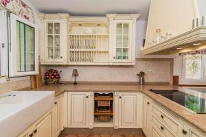 A kitchen or kitchenette at Benalmádena Coast Villa