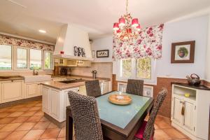 A kitchen or kitchenette at Benalmádena Coast Villa