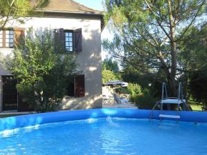 een zwembad voor een huis bij L'Estancal- Cenac in Sainte-Croix