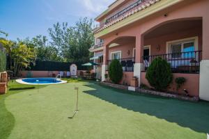 ein Haus mit einem Hof mit einem Golfplatz in der Unterkunft Benalmádena Coast Villa in Arroyo de la Miel