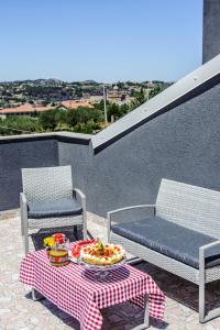 una mesa con un plato de fruta en el patio en B&B Villa Fiorita, en Piazza Armerina