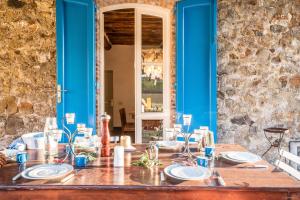 una mesa con adornos azules y platos encima en The Blue Villa en Lucca