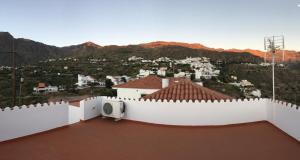 uma vista para uma cidade a partir do telhado de uma casa em Casa Maeva em Tejeda