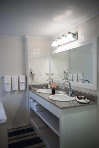 a bathroom with two sinks and a large mirror at Hotel Panamonte in Boquete