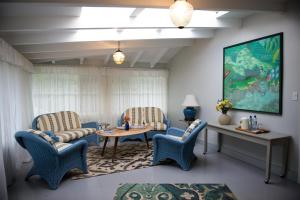 a waiting room with blue chairs and a table at Hotel Panamonte in Boquete