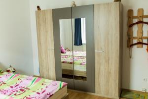 een slaapkamer met een spiegelkast naast een bed bij Ferienwohnung Schermer in Rinteln