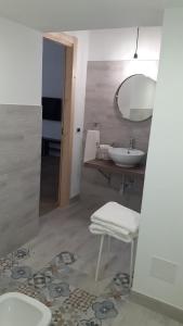 アヴォラにあるThe Loftのバスルーム(洗面台、トイレ、鏡付)