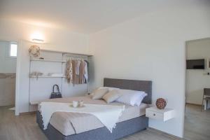 A bed or beds in a room at Villa La Rosa B&B