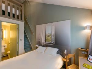 Säng eller sängar i ett rum på B&B HOTEL Bordeaux Mérignac Hôtel de Ville