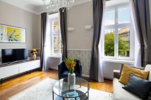 een woonkamer met een bank en een tafel bij Markiz Luxury Apartments in Zagreb