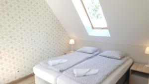 Un dormitorio con una cama con dos almohadas encima. en Apartamenty Marina by Manage Rent, en Ustka