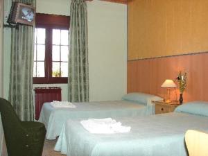 Apartamentos Jucar - Hotel Rural tesisinde bir odada yatak veya yataklar