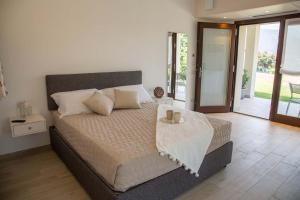 A bed or beds in a room at Villa La Rosa B&B
