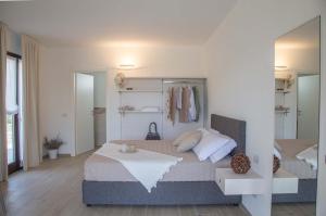 A bed or beds in a room at Villa La Rosa B&B