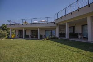 A garden outside Villa La Rosa B&B