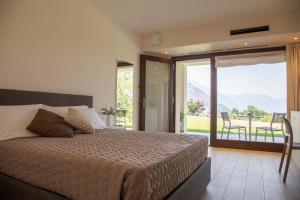 A bed or beds in a room at Villa La Rosa B&B
