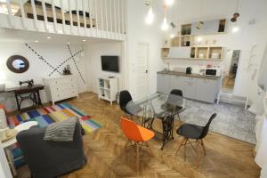 - un salon avec une table et des chaises en verre dans l'établissement Tailor Apartment in the Center, à Budapest