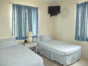 Habitación de hotel con 2 camas y TV en A Home Away from Home en Saint Michael