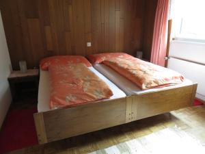 ein Bett mit zwei Kissen auf einem Zimmer in der Unterkunft Studio-Ferienwohnung Hans Fässler in Appenzell