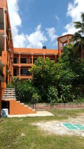 un edificio naranja con escaleras delante en Real del Ambar, en Tuxtla Gutiérrez