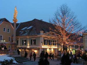 un edificio con un árbol de Navidad delante de él en Gasthof Restaurant Zum Brauhaus en Hartberg