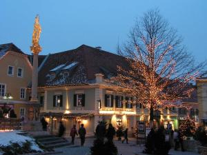 a building with a christmas tree in front of it at Gasthof Restaurant Zum Brauhaus in Hartberg
