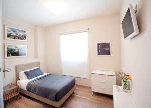 sypialnia z łóżkiem i oknem w obiekcie B&B Lo Studio w mieście LʼAquila