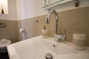 home2be apartments tesisinde bir banyo