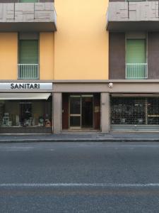 un negozio di fronte a un edificio su una strada cittadina di Alderotti Home a Firenze