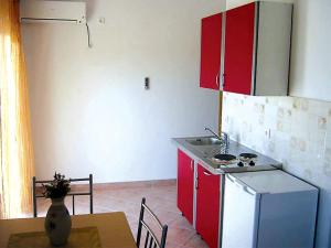 Кухня или мини-кухня в Apartments Denis
