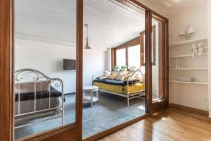una puerta de cristal que conduce a un dormitorio con cama en CASA DELL'ARTISTA en Venecia