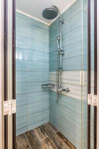 ein Badezimmer mit Dusche und blauen Wänden in der Unterkunft Villa Chantaloukas in Kokkíni Khánion