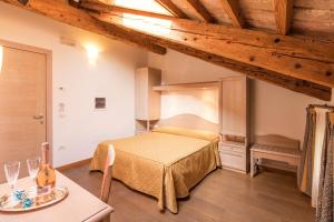 a bedroom with a bed and a table in a room at La Meridiana in Crocetta del Montello