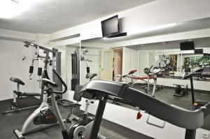Spordikeskus ja/või sportimisvõimalused majutusasutuses Naxos Island Hotel
