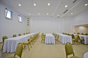 Majoituspaikan Naxos Island Hotel työ- tai konferenssitilat