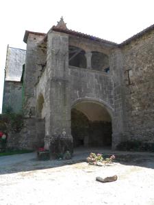 un antiguo edificio de piedra con un gran arco en La Blandinière, en Mauléon